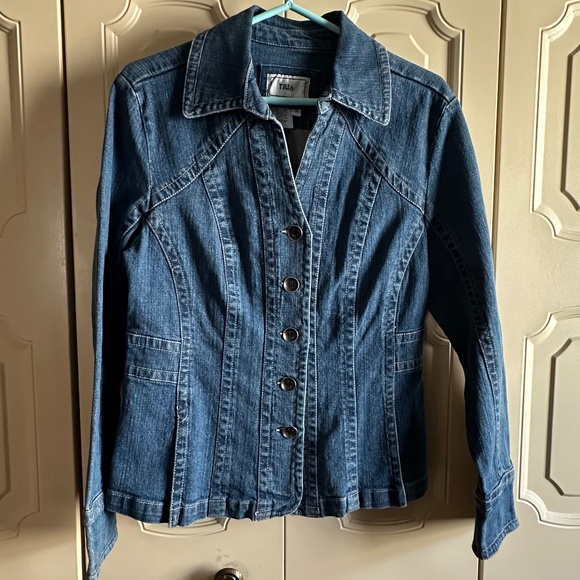 TRIA Jackets & Blazers - EUC TRIA Fitted Jean Jacket Stretchy Denim Size M